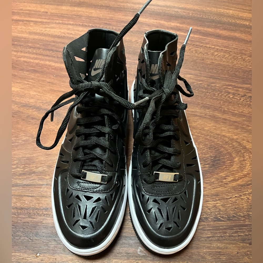 NWOB WOMANS NIKE W AF1 ULTRA FORCE MID JOLI
Size 6 
36.5 eu